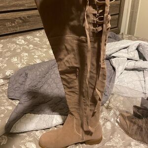 Size 9 knee high tan women’s boots,never worn